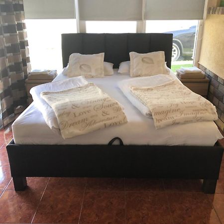 Regina Delux Apartman Дьюла Екстер'єр фото